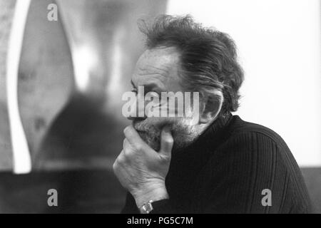 Il pittore sloveno e artista grafico Alex Mlynarcik nel suo studio di Praga. Foto Stock