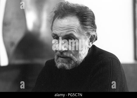 Il pittore sloveno e artista grafico Alex Mlynarcik nel suo studio di Praga. Foto Stock