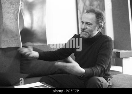 Il pittore sloveno e artista grafico Alex Mlynarcik nel suo studio di Praga. Foto Stock