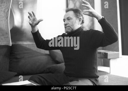 Il pittore sloveno e artista grafico Alex Mlynarcik nel suo studio di Praga. Foto Stock