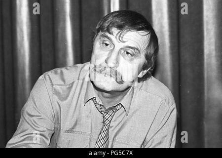 "Il pittore ceco Jiri Naceradsky durante un'intervista. Naceradsky era un membro del gruppo di artisti ''Nova skupina " dal 1990 e professore presso la Accademia di Belle Arti di Praga. Foto Stock