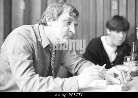 "Il pittore ceco Jiri Naceradsky durante un'intervista. Naceradsky era un membro del gruppo di artisti ''Nova skupina " dal 1990 e professore presso la Accademia di Belle Arti di Praga. Foto Stock