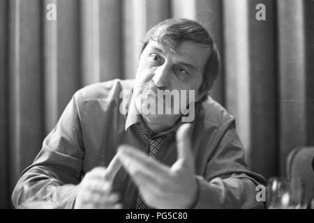 "Il pittore ceco Jiri Naceradsky durante un'intervista. Naceradsky era un membro del gruppo di artisti ''Nova skupina " dal 1990 e professore presso la Accademia di Belle Arti di Praga. Foto Stock