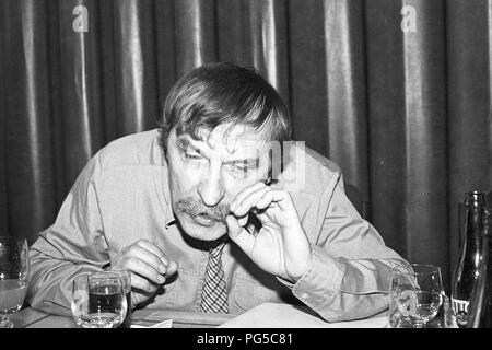 "Il pittore ceco Jiri Naceradsky durante un'intervista. Naceradsky era un membro del gruppo di artisti ''Nova skupina " dal 1990 e professore presso la Accademia di Belle Arti di Praga. Foto Stock