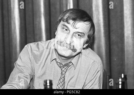 "Il pittore ceco Jiri Naceradsky durante un'intervista. Naceradsky era un membro del gruppo di artisti ''Nova skupina " dal 1990 e professore presso la Accademia di Belle Arti di Praga. Foto Stock