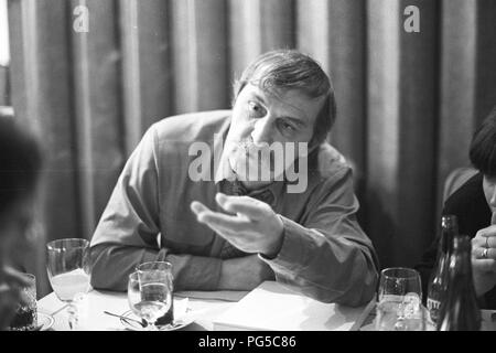 "Il pittore ceco Jiri Naceradsky durante un'intervista. Naceradsky era un membro del gruppo di artisti ''Nova skupina " dal 1990 e professore presso la Accademia di Belle Arti di Praga. Foto Stock