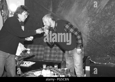 " La Repubblica ceca pittore e fotografo Pavel Nesleha con i visitatori nel suo studio di Praga. Nesleha era un membro del gruppo di artisti ''Zaostali'' dal 1987 e a partire 1990 docente presso l'Università di arti applicate di Praga. Foto Stock