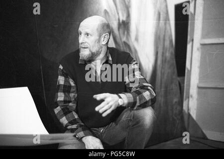 " La Repubblica ceca pittore e fotografo Pavel Nesleha davanti ad uno dei suoi dipinti nel suo studio di Praga. Nesleha era un membro del gruppo di artisti ''Zaostali'' dal 1987 e a partire 1990 docente presso l'Università di arti applicate di Praga. Foto Stock