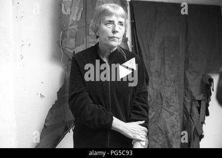 "Il pittore ceco Adriena Simotova nel suo studio a Praga. Simotova era un membro del gruppo di artisti ''UB 12''". Foto Stock