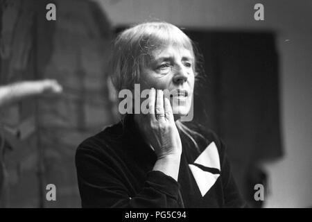 "Il pittore ceco Adriena Simotova nel suo studio a Praga. Simotova era un membro del gruppo di artisti ''UB 12''". Foto Stock