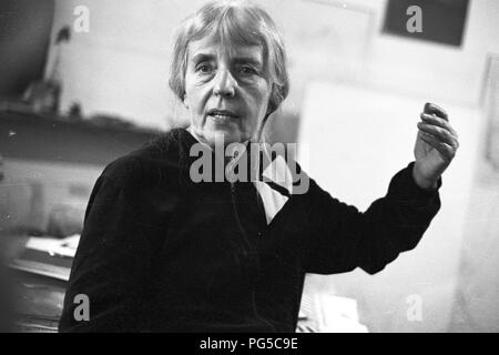 "Il pittore ceco Adriena Simotova nel suo studio a Praga. Simotova era un membro del gruppo di artisti ''UB 12''". Foto Stock