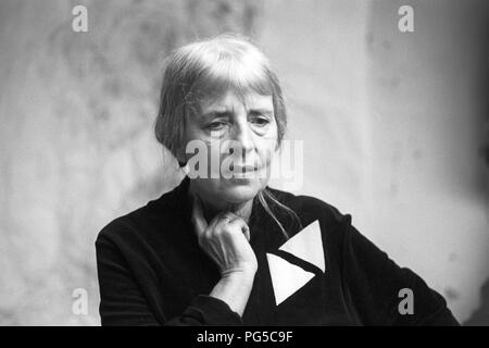 "Il pittore ceco Adriena Simotova nel suo studio a Praga. Simotova era un membro del gruppo di artisti ''UB 12''". Foto Stock