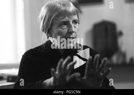 "Il pittore ceco Adriena Simotova nel suo studio a Praga. Simotova era un membro del gruppo di artisti ''UB 12''". Foto Stock