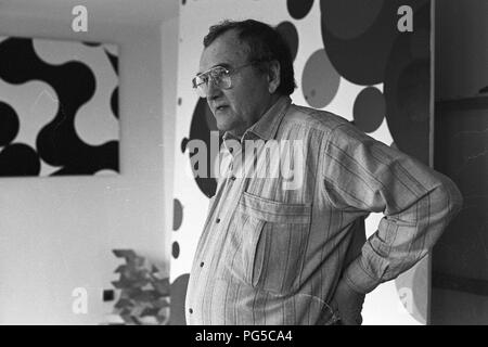 Il pittore ceco Zdenek Sykora nel suo studio di Louny. Sykora ha utilizzato un computer per la modalità di composizione dei suoi dipinti, che ha poi trasferito alla tela in acrilico. Dal 1966 è docente presso l'Università Carlo a Praga. Foto Stock