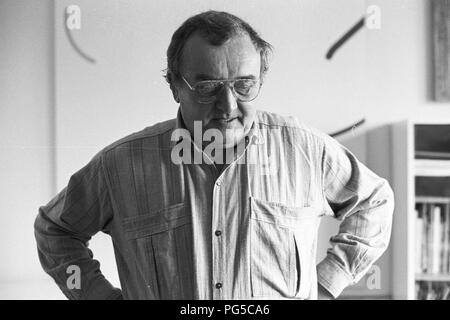 Il pittore ceco Zdenek Sykora nel suo studio di Louny. Sykora ha utilizzato un computer per la modalità di composizione dei suoi dipinti, che ha poi trasferito alla tela in acrilico. Dal 1966 è docente presso l'Università Carlo a Praga. Foto Stock