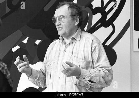 Il pittore ceco Zdenek Sykora nel suo studio di Louny. Sykora ha utilizzato un computer per la modalità di composizione dei suoi dipinti, che ha poi trasferito alla tela in acrilico. Dal 1966 è docente presso l'Università Carlo a Praga. Foto Stock