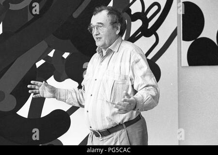 Il pittore ceco Zdenek Sykora nel suo studio di Louny. Sykora ha utilizzato un computer per la modalità di composizione dei suoi dipinti, che ha poi trasferito alla tela in acrilico. Dal 1966 è docente presso l'Università Carlo a Praga. Foto Stock