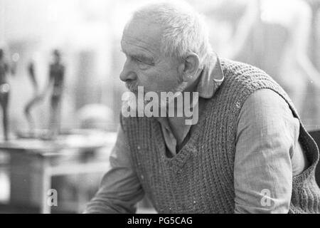 Il scultore ceco Olbram Zoubek (1926-2017) nel suo studio di Praga. Zoubek's opera più celebre è il Jan Palach Memorial a Praga. Il suo stile è basato su quello della Swiss scultore Alberto Giacometti. Foto Stock