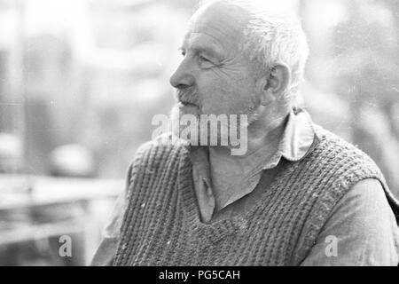 Il scultore ceco Olbram Zoubek (1926-2017) nel suo studio di Praga. Zoubek's opera più celebre è il Jan Palach Memorial a Praga. Il suo stile è basato su quello della Swiss scultore Alberto Giacometti. Foto Stock