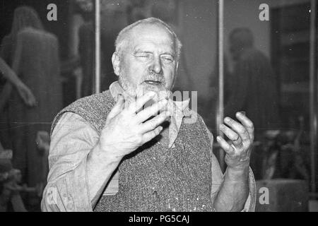 Il scultore ceco Olbram Zoubek (1926-2017) nel suo studio di Praga. Zoubek's opera più celebre è il Jan Palach Memorial a Praga. Il suo stile è basato su quello della Swiss scultore Alberto Giacometti. Foto Stock