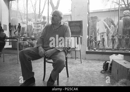 Il scultore ceco Olbram Zoubek (1926-2017) nel suo studio di Praga. Zoubek's opera più celebre è il Jan Palach Memorial a Praga. Il suo stile è basato su quello della Swiss scultore Alberto Giacometti. Foto Stock