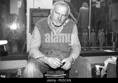 Il scultore ceco Olbram Zoubek (1926-2017) nel suo studio di Praga. Zoubek's opera più celebre è il Jan Palach Memorial a Praga. Il suo stile è basato su quello della Swiss scultore Alberto Giacometti. Foto Stock