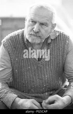 Il scultore ceco Olbram Zoubek (1926-2017) nel suo studio di Praga. Zoubek's opera più celebre è il Jan Palach Memorial a Praga. Il suo stile è basato su quello della Swiss scultore Alberto Giacometti. Foto Stock