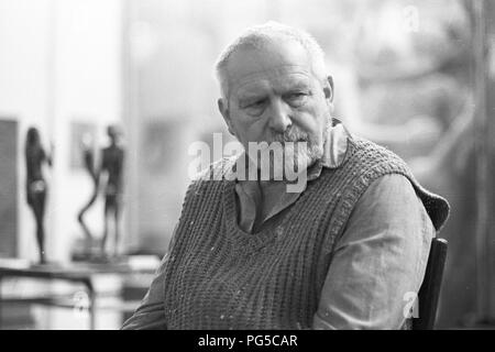 Il scultore ceco Olbram Zoubek (1926-2017) nel suo studio di Praga. Zoubek's opera più celebre è il Jan Palach Memorial a Praga. Il suo stile è basato su quello della Swiss scultore Alberto Giacometti. Foto Stock