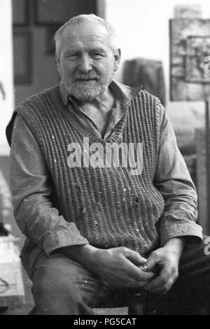 Il scultore ceco Olbram Zoubek (1926-2017) nel suo studio di Praga. Zoubek's opera più celebre è il Jan Palach Memorial a Praga. Il suo stile è basato su quello della Swiss scultore Alberto Giacometti. Foto Stock