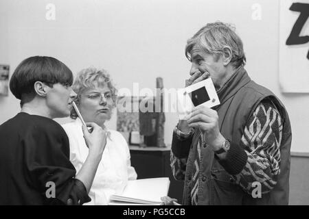 "Il pittore ceco Bedřich Dlouhy (nato nel 1932 a Pilsen) con i visitatori nel suo studio di Praga. Dal 1990 Dlouhy era un professore presso la Accademia di Belle Arti di Praga. Egli è stato un membro dell'artista gruppi ''Zaostali'' e ''Smidrove''." Foto Stock