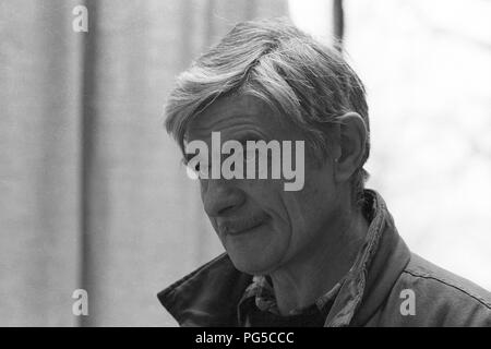 "Il pittore ceco Bedřich Dlouhy nel suo studio di Praga. Dal 1990 Dlouhy era un professore presso la Accademia di Belle Arti di Praga, e anche un membro dei gruppi ''Zaostali'' e ''Smidrove''." Foto Stock