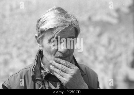 "Il pittore ceco Bedřich Dlouhy nel suo studio di Praga. Dal 1990 Dlouhy era un professore presso la Accademia di Belle Arti di Praga, e anche un membro dei gruppi ''Zaostali'' e ''Smidrove''." Foto Stock