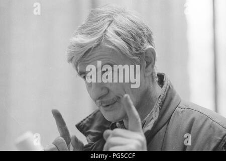 "Il pittore ceco Bedřich Dlouhy nel suo studio di Praga. Dal 1990 Dlouhy era un professore presso la Accademia di Belle Arti di Praga, e anche un membro dei gruppi ''Zaostali'' e ''Smidrove''." Foto Stock