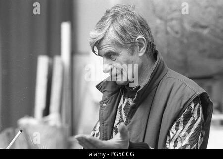 "Il pittore ceco Bedřich Dlouhy nel suo studio di Praga. Dal 1990 Dlouhy era un professore presso la Accademia di Belle Arti di Praga, e anche un membro dei gruppi ''Zaostali'' e ''Smidrove''." Foto Stock