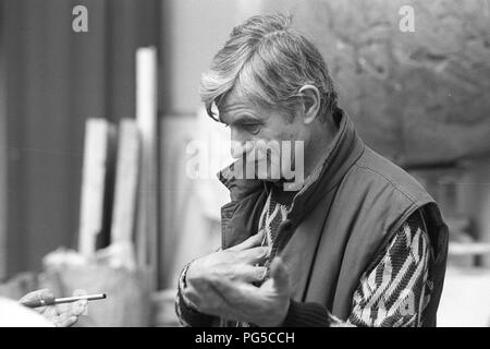 "Il pittore ceco Bedřich Dlouhy nel suo studio di Praga. Dal 1990 Dlouhy era un professore presso la Accademia di Belle Arti di Praga, e anche un membro dei gruppi ''Zaostali'' e ''Smidrove''." Foto Stock