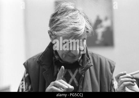 "Il pittore ceco Bedřich Dlouhy nel suo studio di Praga. Dal 1990 Dlouhy era un professore presso la Accademia di Belle Arti di Praga, e anche un membro dei gruppi ''Zaostali'' e ''Smidrove''." Foto Stock