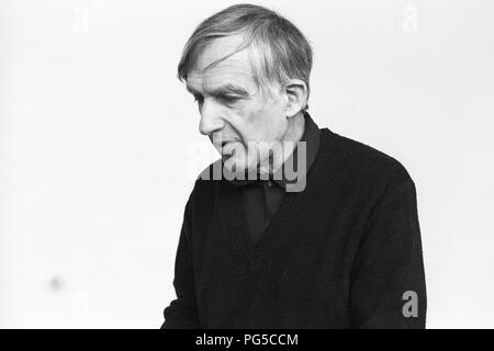 "Il pittore ceco Milano Grygar (nato nel 1926 a Zvolen) nel suo studio di Praga. Grygar è meglio conosciuto per il suo ''Akusticka kresba'' (''Acoustic disegni''), in cui egli si traduce i suoni in forme grafiche.". Foto Stock