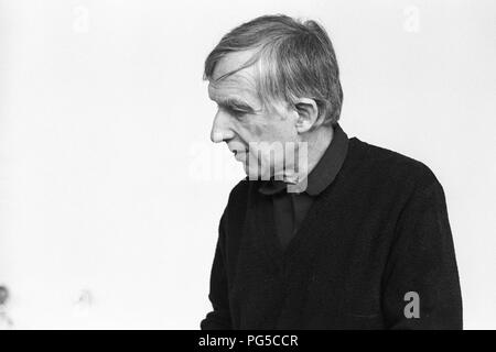 "Il pittore ceco Milano Grygar (nato nel 1926 a Zvolen) nel suo studio di Praga. Grygar è meglio conosciuto per il suo ''Akusticka kresba'' (''Acoustic disegni''), in cui egli si traduce i suoni in forme grafiche.". Foto Stock