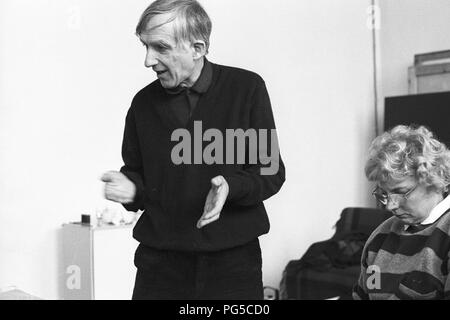 "Il pittore ceco Milano Grygar (nato nel 1926 a Zvolen) nel suo studio di Praga. Grygar è meglio conosciuto per il suo ''Akusticka kresba'' (''Acoustic disegni''), in cui egli si traduce i suoni in forme grafiche.". Foto Stock