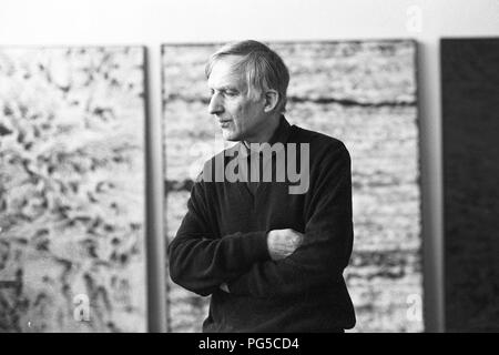 "Il pittore ceco Milano Grygar (nato nel 1926 a Zvolen) nel suo studio di Praga. Grygar è meglio conosciuto per il suo ''Akusticka kresba'' (''Acoustic disegni''), in cui egli si traduce i suoni in forme grafiche.". Foto Stock