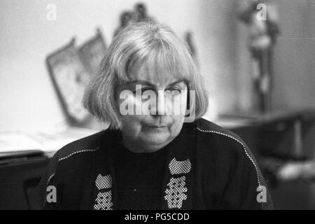 Il pittore ceco, artista grafico e scultore Vera Janouskova (1922-2010) nel suo studio a Praga. Janouskova era un membro degli artisti collettiva UB 12. Foto Stock