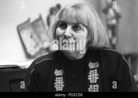 Il pittore ceco, artista grafico e scultore Vera Janouskova (1922-2010) nel suo studio a Praga. Janouskova era un membro degli artisti collettiva UB 12. Foto Stock