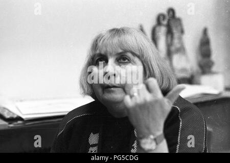 Il pittore ceco, artista grafico e scultore Vera Janouskova (1922-2010) nel suo studio a Praga. Janouskova era un membro degli artisti collettiva UB 12. Foto Stock