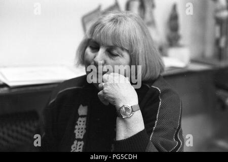 Il pittore ceco, artista grafico e scultore Vera Janouskova (1922-2010) nel suo studio a Praga. Janouskova era un membro degli artisti collettiva UB 12. Foto Stock