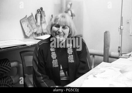 Il pittore ceco, artista grafico e scultore Vera Janouskova (1922-2010) nel suo studio a Praga. Janouskova era un membro degli artisti collettiva UB 12. Foto Stock