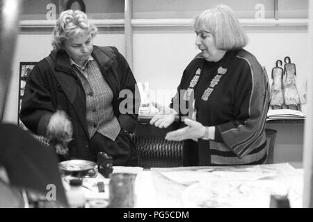 Il pittore ceco, artista grafico e scultore Vera Janouskova (1922-2010) nel suo studio a Praga. Janouskova era un membro degli artisti collettiva UB 12. Foto Stock