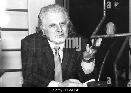 L'artista ceco Milan Knizak (nato nel 1940) nel suo studio di Praga. Knizak era uno dei rappresentanti del movimento Fluxus, professore presso la Accademia di Belle Arti di Praga e dal 1990 al 1997 il suo direttore. Tra il 1999 e il 2011 Knizak era anche direttore del Prague National Gallery. Foto Stock