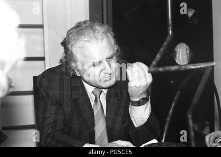 L'artista ceco Milan Knizak (nato nel 1940) nel suo studio di Praga. Knizak era uno dei rappresentanti del movimento Fluxus, professore presso la Accademia di Belle Arti di Praga e dal 1990 al 1997 il suo direttore. Tra il 1999 e il 2011 Knizak era anche direttore del Prague National Gallery. Foto Stock