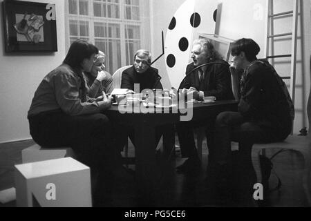 L'artista ceco Milan Knizak (nato nel 1940) con i visitatori nel suo studio di Praga. Knizak era uno dei rappresentanti del movimento Fluxus, professore presso la Accademia di Belle Arti di Praga e dal 1990 al 1997 il suo direttore. Tra il 1999 e il 2011 Knizak era anche direttore del Prague National Gallery. Foto Stock