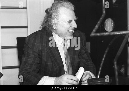 L'artista ceco Milan Knizak (nato nel 1940) nel suo studio di Praga. Knizak era uno dei rappresentanti del movimento Fluxus, professore presso la Accademia di Belle Arti di Praga e dal 1990 al 1997 il suo direttore. Tra il 1999 e il 2011 Knizak era anche direttore del Prague National Gallery. Foto Stock